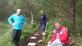 Dugnad på stiene opp mot gamleskulen/Indregardsfjellet